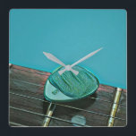 Horloge Carrée OEuvre de guitare rétro vintage pour guitariste<br><div class="desc">Cette oeuvre de guitare vintage est adaptée aux joueurs de guitare qui aiment jouer de la guitare. elle peut être offerte en cadeau à un petit ami, une petite amie, ou un papa pour un anniversaire, une fête des pères ou une Saint-Valentin. Le design rétro présente une guitare rétro vintage...</div>