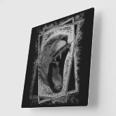 Horloge Carrée oeuvre de lion noir et blanc  (Angle)