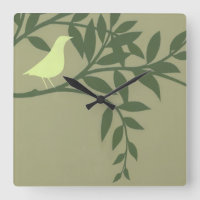Oiseau vert été perché sur la branche verte