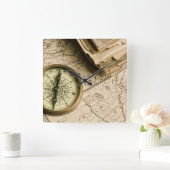 Horloge Carrée Old compass over Ancient Map (Maison)