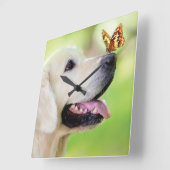 Horloge Carrée Oreiller À Lancer Du Labrador Et Du Papillon (Angle)