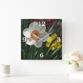 Horloge Carrée Pair of Daffodils Pink and Yellow Spring Flowers (Maison)