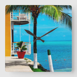 Horloge Carrée Palm Tree At The Front Yard of A House By The Sea