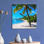 Horloge Carrée Palm Tree White Sand Hawaii Tropical Beach Photo<br><div class="desc">Revenez à la mémoire de plages tropicales et paresseuses chaque fois que vous regardez cette horloge murale Hawaii d'un palmier solitaire sur une plage de sable blanc, croissant de plage, avec ciel bleu turquoise clair et l'eau. Vous avez le choix entre un visage rond ou carré. Fait un grand cadeau...</div>