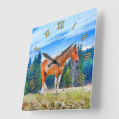 Horloge Carrée Palomino Pinto dans le champ et la scène forestièr (Angle)