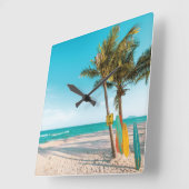 Horloge Carrée Panneaux de surf sur la plage lancer oreiller (Angle)