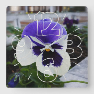 Horloge Carrée Pansy sur le trottoir