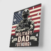 Horloge Carrée Papa militaire : Fort, drapeau, héroïque (Angle)