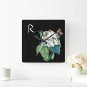 HORLOGE CARRÉE PAPILLON SUR FLEUR BLANCHE, MONOGRAMME FLORAL NOIR (Maison)