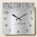 Horloge Carrée Parties scintillant d'argent Glam Nom du monogramm<br><div class="desc">Argent Faux Foil Parties scintillant à étincelles métalliques brossé Monogramme Nom Horloge. Cela rend le cadeau parfait pour 16 ans,  mariage,  douche nuptiale,  anniversaire,  baby shower ou bachelorette pour quelqu'un qui aime le luxe glam et les styles chic.</div>