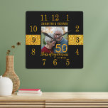 Horloge Carrée Parties scintillant d'or noir 50e anniversaire Mar<br><div class="desc">Horloge d'anniversaire de la parties scintillant moderne et élégante en noir et or. Personnalisez le cadeau unique du 50e anniversaire avec la photo,  les noms et les années du couple.</div>