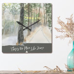 Horloge Carrée Paysage d'hiver Chemin boisé Pas d'endroit comme c<br><div class="desc">Winter Landscape serviette de cuisine,  avec l'inscription "There's No Place Like Home" dans la typographie de script tendance. Ce décor rustique de campagne est décoré d'aquarelles,  d'un sentier boisé bordé d'arbres,  de lanternes chaudes et d'un cabine de campagne.</div>