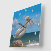Horloge Carrée Pélican blanc sur un rocher (Angle)