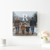 Horloge Carrée Personalized Minimalist Monogram Name Family Photo (Maison)