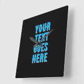 Horloge Carrée personnalisez votre texte ici, noir avec texte ble (Angle)