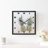 Horloge Carrée Photo de 2 ananas sur une plage (Maison)
