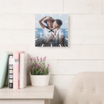 Horloge Carrée Photo de mariage chic moderne L'amour conquiert to<br><div class="desc">Oreiller de décoration avec calligraphie et typographie moderne indiquant : 'L'amour conquiert tout' ainsi que vos noms personnalisés. Personnalisez avec votre photo préférée, vos noms et la date de votre mariage. Cadeau idéal pour la Saint-Valentin, les jeunes mariés ou un anniversaire de mariage.</div>