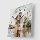 Horloge Carrée photo de mariage élégant avec chiffres noirs (Angle)