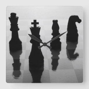 Horloge Carrée Pièces d'échecs sur l'échiquier en noir et blan