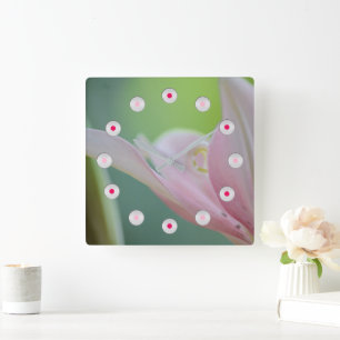 Horloge Carrée Pink Lily par Shirley Taylor