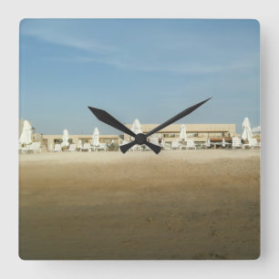 Horloge Carrée Plage de la station balnéaire ensoleillée avec tra