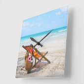 Horloge Carrée Plages tropicales | Chaise de plage sur sable (Angle)