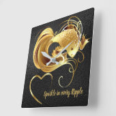 Horloge Carrée Poisson doré sur feuille noire monogramme | (Angle)