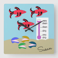Poissons rouges et noirs nageant avec des palourde