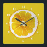 Horloge Carrée Pop art jaune citron aquarelle originale<br><div class="desc">Une jolie tranche colorée de fruits de citron jaune provenant d'un tableau original de l'artiste Sacha Grossel. Ce grand fruit de style pop art est jaune et très lumineux et coloré contre un arrière - plan de couleur jaune personnalisable. Excentrique et original.</div>