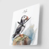 Horloge Carrée Puffin sur une aquarelle rocheuse, personnalisé (Angle)
