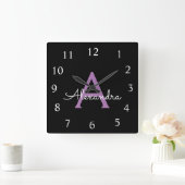 Horloge Carrée Purple Black Script Girl Nom du monogramme (Maison)