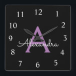Horloge Carrée Purple Black Script Girl Nom du monogramme<br><div class="desc">Horloge du nom du monogramme violet et noir. Cela rend le cadeau parfait pour 16 ans,  mariage,  douche nuptiale,  anniversaire,  baby shower ou bachelorette pour quelqu'un qui aime le luxe glam et les styles chic.</div>