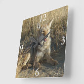 Horloge Carrée R18 Coyote Laying (Angle)