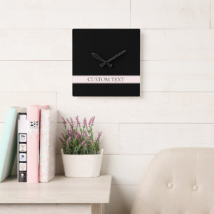 Horloge Carrée Rayure rose pâle et texte éditable élégant