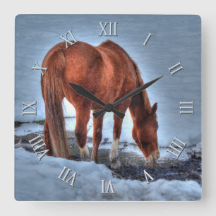 Horloge Carrée Red Dun Ranch Horse Boire dans un étang neigeux