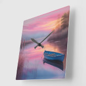 Horloge Carrée Réflexion du ciel rose de bateau bleu rustique (Angle)