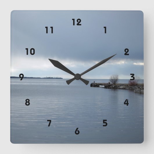 Horloge Carrée rive au bord d'un lac nuageux (Recto)