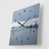 Horloge Carrée rive au bord d'un lac nuageux (Angle)