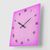 Horloge Carrée Rose avec chiffres romains (Angle)