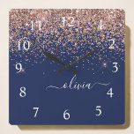 Horloge Carrée Rose bleu marine Gold Blush Pink Parties scintilla<br><div class="desc">Rose Gold - Blush Pink et Navy Blue Sparkle Parties scintillant Script Monogramme Nom Horloge. Cela rend le cadeau parfait pour 16 ans,  mariage,  douche nuptiale,  anniversaire,  baby shower ou bachelorette pour quelqu'un qui aime le luxe glam et les styles chic.</div>