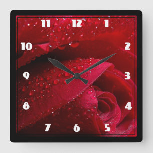Horloge Carrée Rose de macro rouge avec gouttelettes d'eau