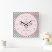 Horloge Carrée Rose et gris avec des pois et un nom (Maison)