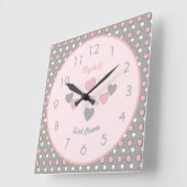 Horloge Carrée Rose et gris avec des pois et un nom (Angle)