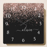 Horloge Carrée Rose Gold Blush Pink Parties scintillant Script Mo<br><div class="desc">Rose Gold - Blush Pink and Black Sparkle Parties scintillant Script Monogramme Nom Horloge. Cela rend le cadeau parfait pour 16 ans,  mariage,  douche nuptiale,  anniversaire,  baby shower ou bachelorette pour quelqu'un qui aime le luxe glam et les styles chic.</div>