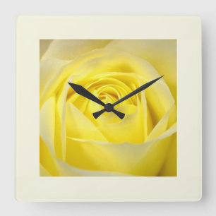 Horloge Carrée Rose jaune en gros plan