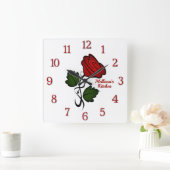 Horloge Carrée Rose rouge avec nom chiffres rouges (Maison)