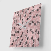 Horloge Carrée Rose Rouge Gênée Motif Triangles Or & Noir (Angle)