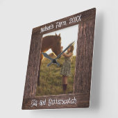 Horloge Carrée Rustic Brown Wood Text Editable Faux Photo Frame (Angle)