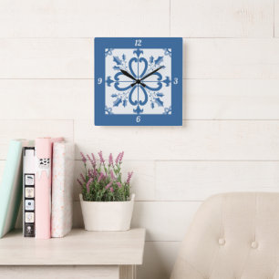 Horloge Carrée Sacré de Noël et pétales de fleurs carreaux bleus