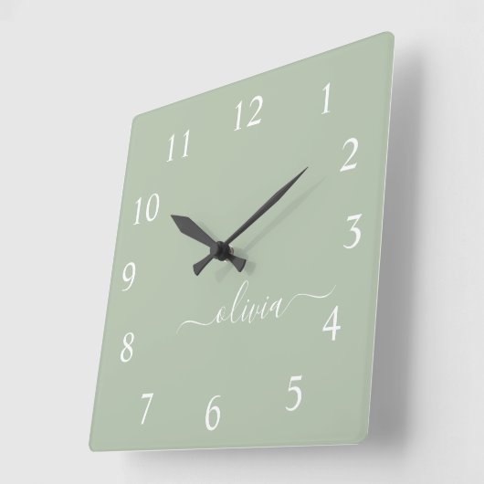 Horloge Carrée Sage vert Script Monogramme Nom de la fille (Angle)